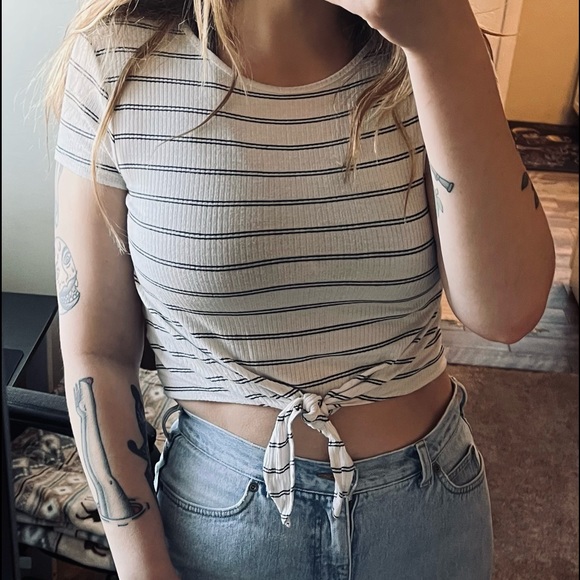 ONE CLOTHING LA Crop Top - Picture 3 of 6